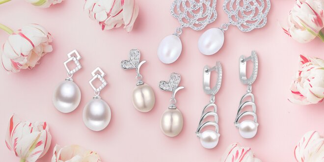 Stříbrné náušnice s říčními perlami: pecky i visací