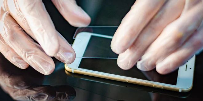 Tvrzené sklo na 90 telefonů a držák jako dárek