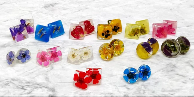 Náušnice s pravými květinami různých barev