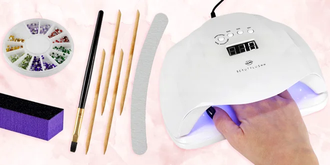 Příslušenství pro modeláž nehtů: lampy, tipy i gely