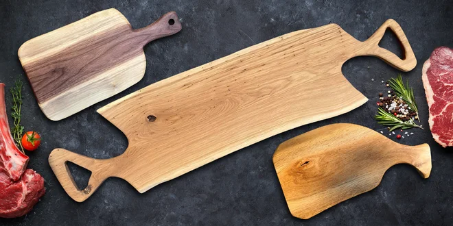 Ručně vyráběná dřevěná prkénka s úchytem: 3 designy