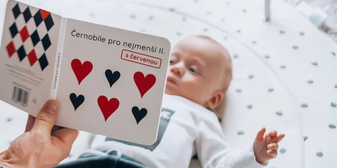 Kontrastní knížky a hračky pro rozvoj miminka