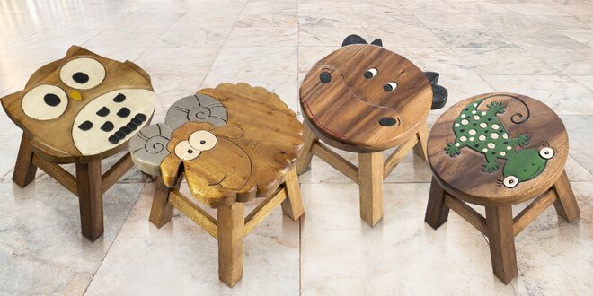 Ručně vydlabané a malované dětské stoličky ze dřeva