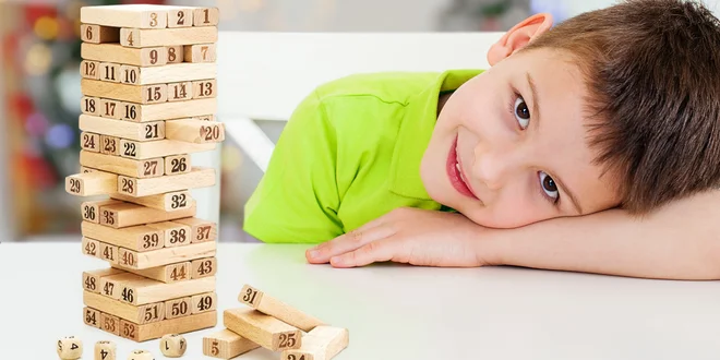 Zábavná hra s číselnou dřevěnou věží