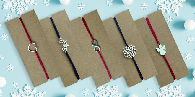 Šňůrkové náramky s přívěsky z chirurgické oceli