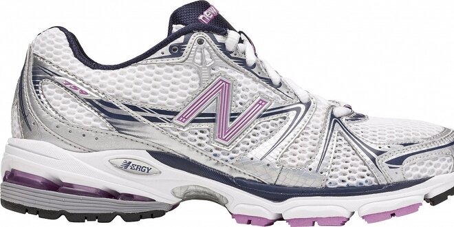 Dámské šedo-stříbrné běžecké boty New Balance s růžovými detaily