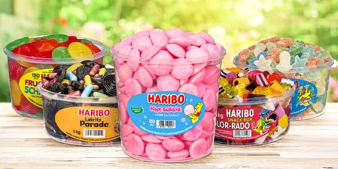 Zásoba želatinových bonbonů Haribo v dózách