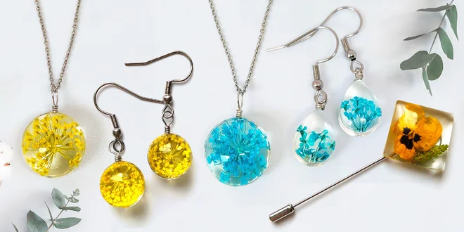 Šperky s pravými květy, ruční výroba: brože i přívěsky