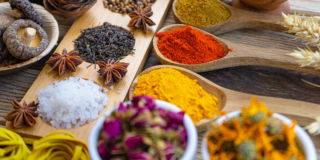 Balíčky koreninových zmesí z rôznych kútov sveta