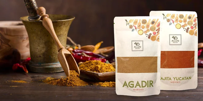 Balíčky koreninových zmesí z rôznych kútov sveta