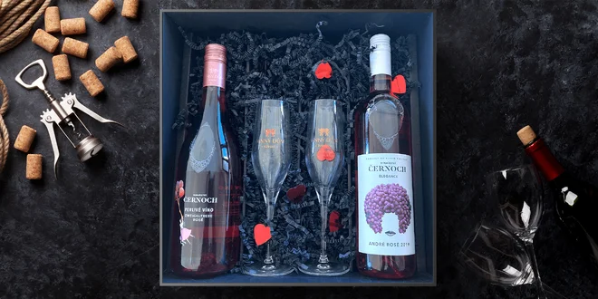 Dárkový set dvou vín a skleniček pro zamilované