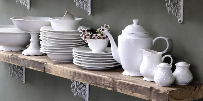Porcelánové talíře, hrnky i misky v Provence stylu