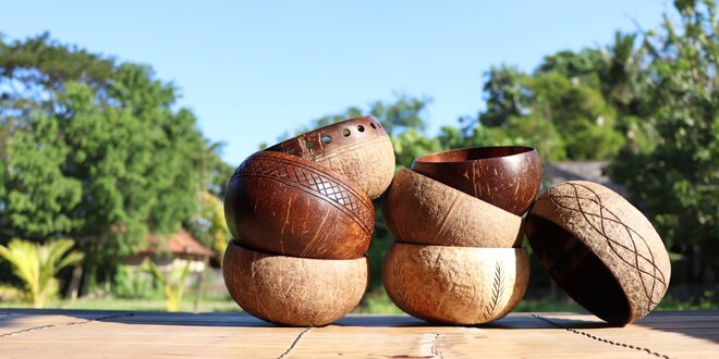 Přírodní kokosové misky a brčka i příbory z Bali