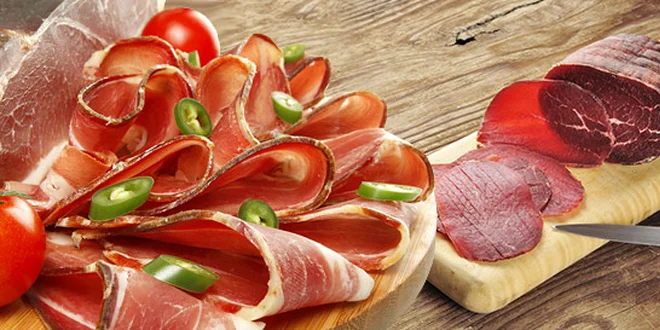 Kvalitní parmská šunka nebo hovězí bresaola