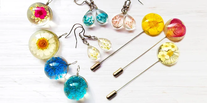 Šperky s pravými květy, ruční výroba: brože i přívěsky