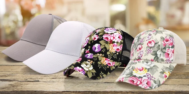 Dámské kšiltovky v pestrých barvách i s květinami