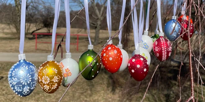 Velikonoční skleněné ozdoby vyráběné ručně v ČR