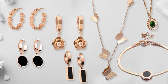 Moderní náušnice, řetízky i náramky v rose gold barvě