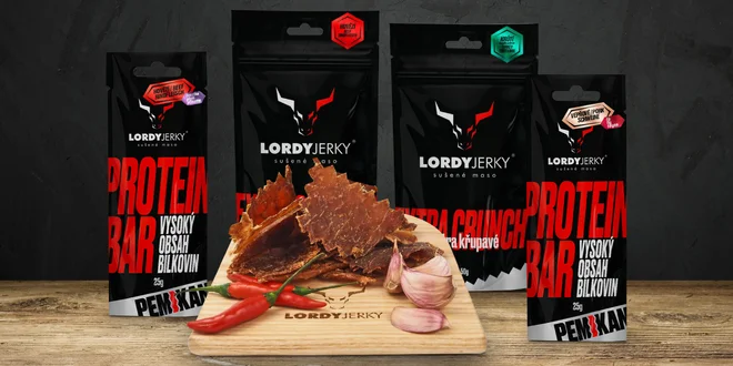Balíčky českých proteinových tyčinek z masa a jerky