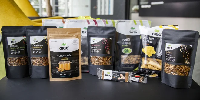 Proteinové snacky z cvrččí mouky: tyčinky, krekry a další