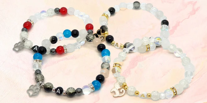 Minerální náramky s iniciálou a kočičkou či psí tlapkou