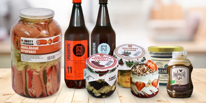 Výběr dobrot: utopenci, nakládané sýry, kimchi i pivo