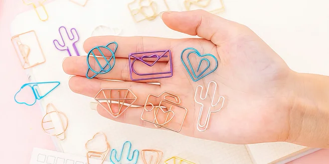 Veselé kancelářské sponky: planety i srdce