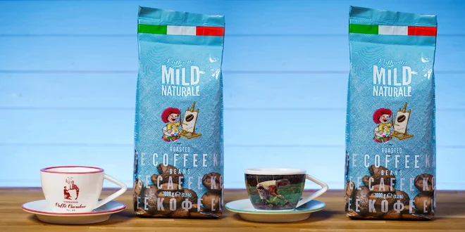 1 kg italské zrnkové kávy a šálek na espresso