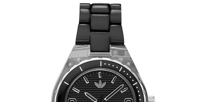 Černé hodinky Adidas s plastovým potahem pouzdra a řemínkem