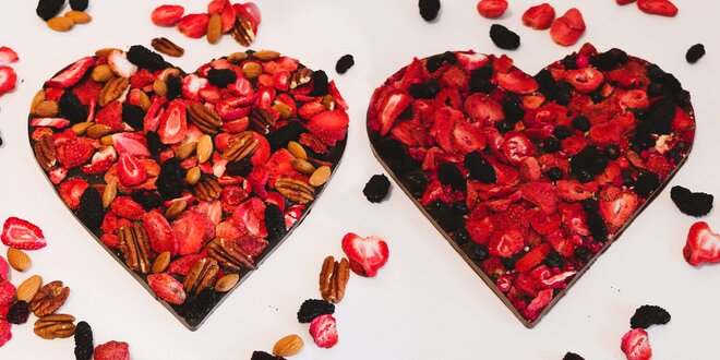 Čokoládová srdce zdobená ovocem i oříšky