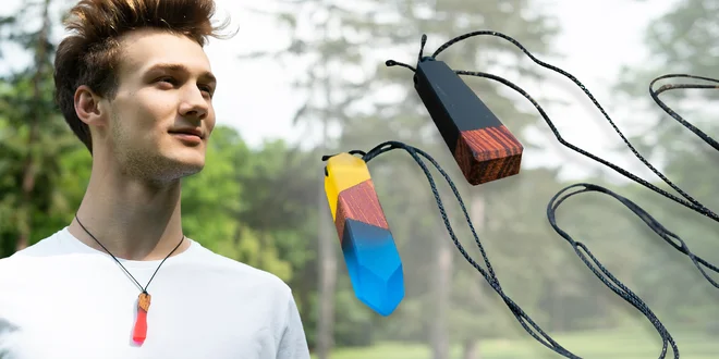 Ručně vyráběné unisex šperky z pryskyřice a dřeva