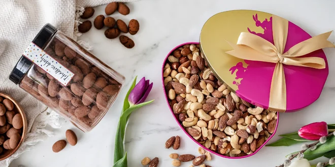 Velikonoční plechovky a dózy plné ořechů