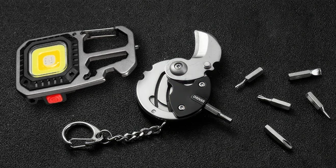 Multifunkční klíčenky a kreditky: nůž, nářadí i baterka