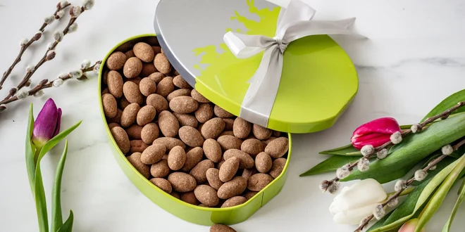 Velikonoční plechovky s ořechy: přírodní i s čokoládou