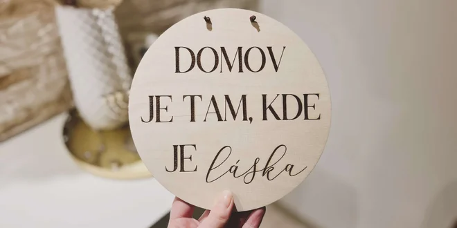 Dřevěné cedulky s milým textem o rodině i domově