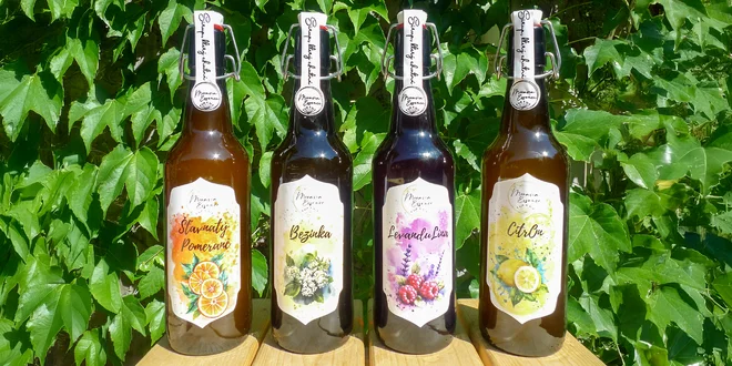Ručně vyráběné sirupy i dárkové balení: růže i bezinka