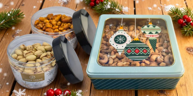 Vánoční dózy plné sladkých i slaných oříšků