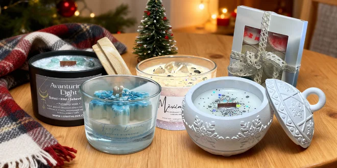 Přírodní svíčky z ČR zdobené minerály i vánoční baňky