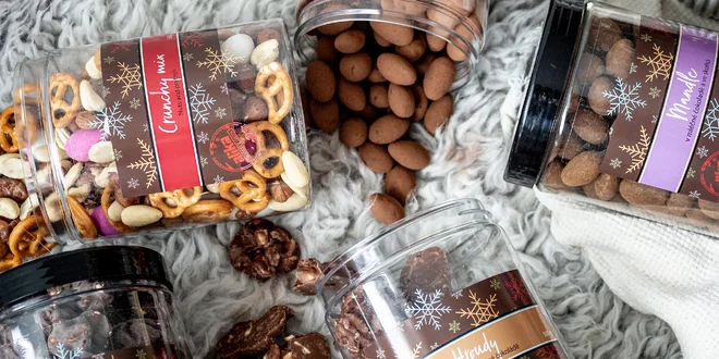 Dózy pestrých směsí sladkých i slaných ořechů