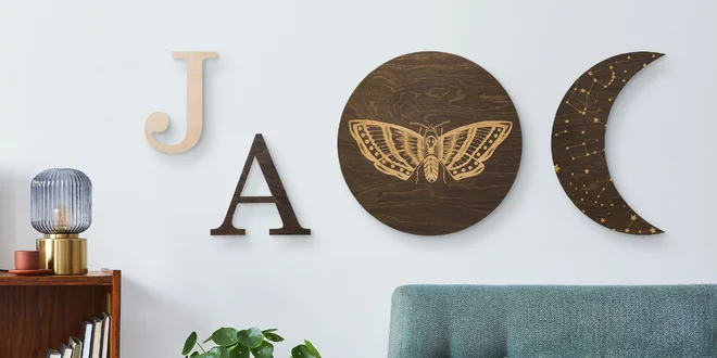 Dědova dílna: dřevěné obrazy i nástěnná písmena