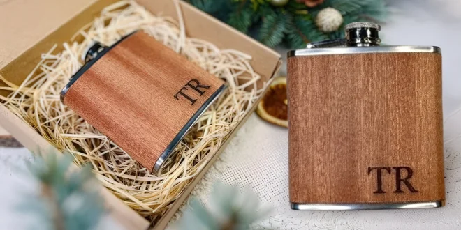 Dřevěná placatka s gravírovaným textem