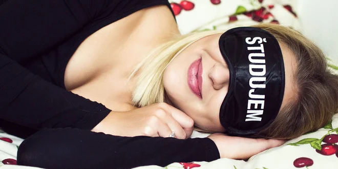 Saténová maska na spanie pre každého študenta