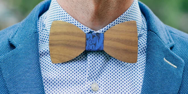 Ten sadne: drevený pánsky motýlik s vreckovkou