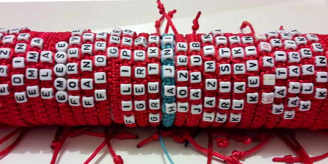 Pletený náramok s nápisom alebo komponentom podľa želania