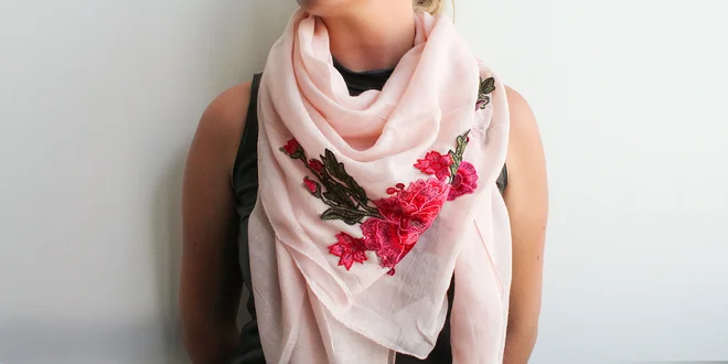 Dámske maxi šatky s rôznymi vzormi pre chladné večery