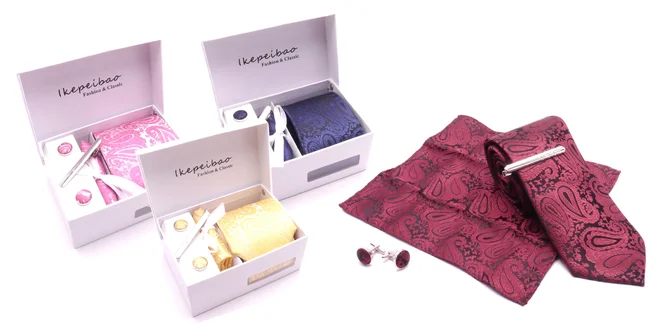 Darčekový set s kravatou, vreckovkou a manžetami