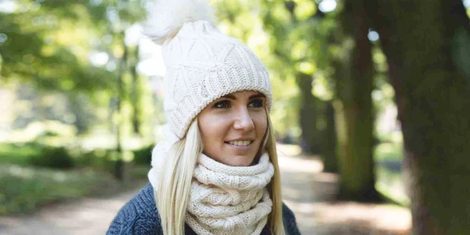 Zdobená čiapka s brmbolcom a s nákrčníkom