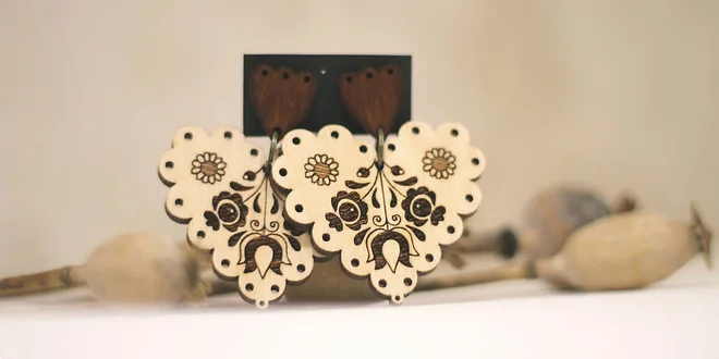 Dámske drevené náušnice s nádychom folklóru