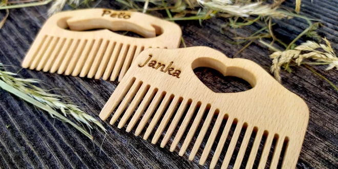 Vreckový drevený hrebeň s vlastným gravírovaním