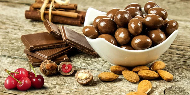 Ovocie a orechy v horkej čokoláde